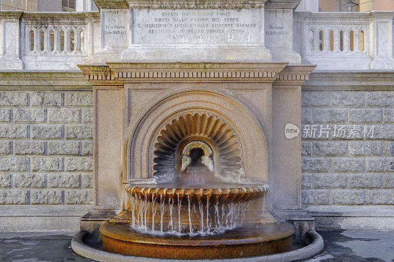 La Bollente是一座建于1870年的八角形大理石亭子，那里的海水在75°C(167°F)的温度下冒泡。意大利皮埃蒙特的Acqui Terme